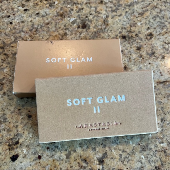 *Like New* Anastasia Beverly Hills Soft Glam ll - Picture 8 of 12
